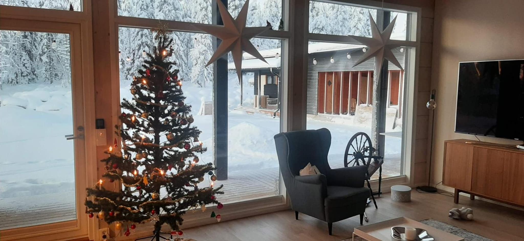 Arctic Giantlog Villa with private ice rink photo 9