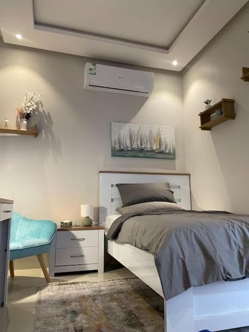 Cozy studio with privet entry