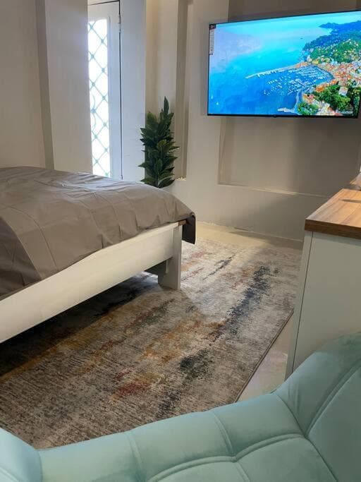 Cozy studio with privet entry photo 6