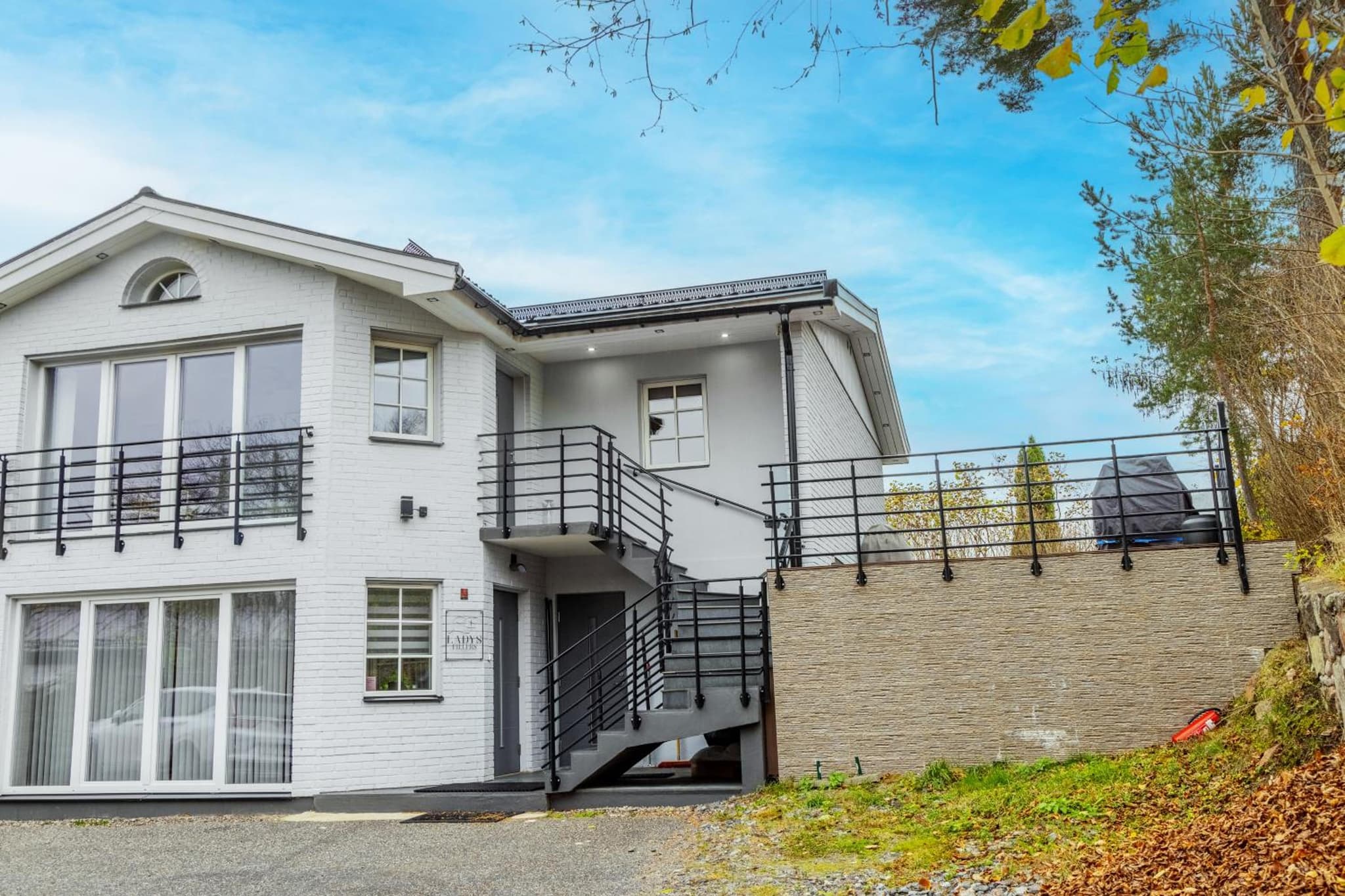 Villa i Sollentuna - Lyx, Komfort och Privat Gym