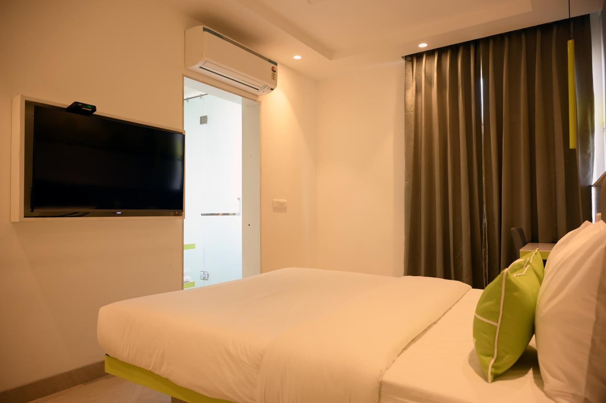 Hotel Le Roi Express Karol Bagh photo 2