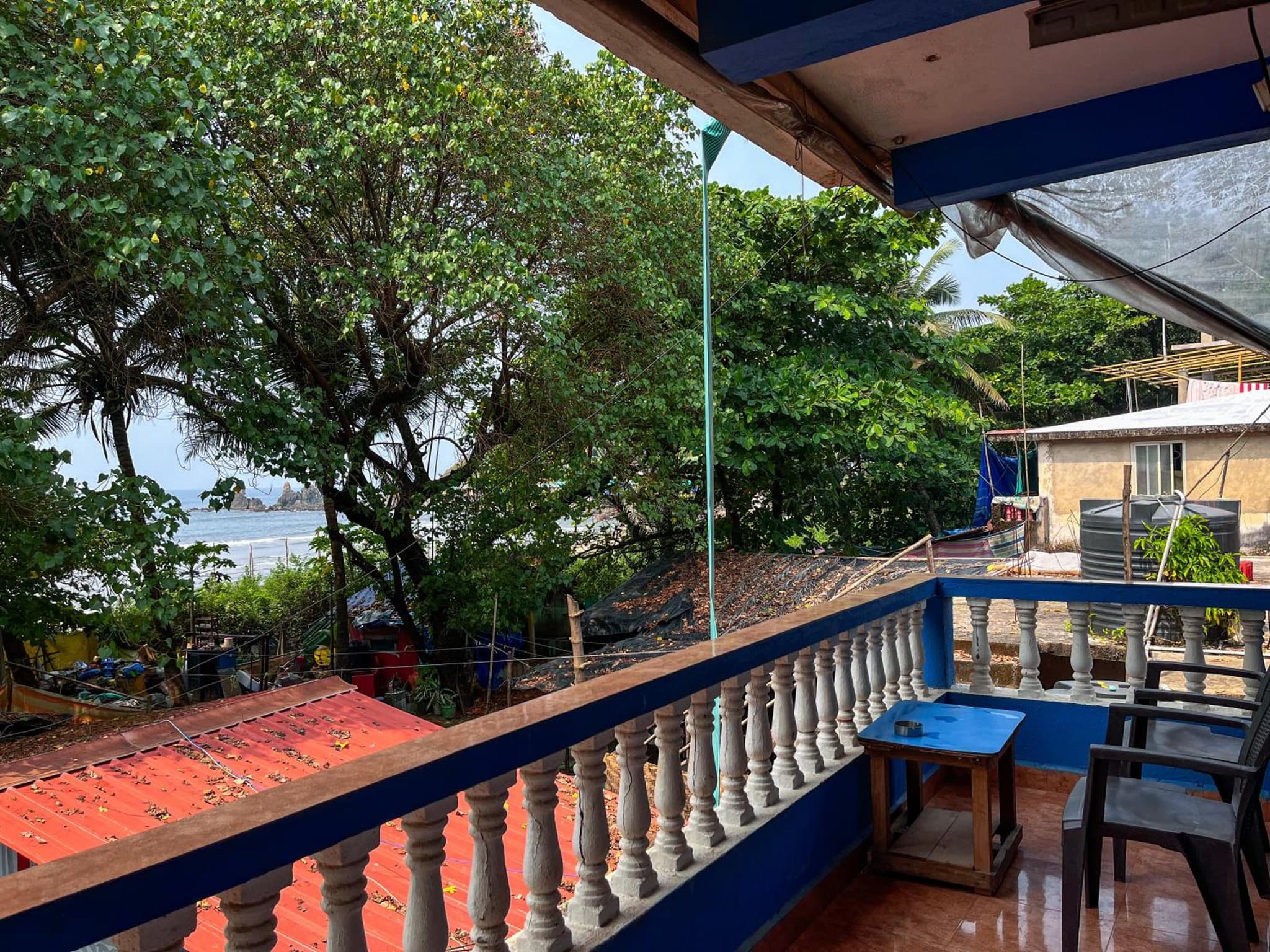 12 Monks - Beachfront Hostel