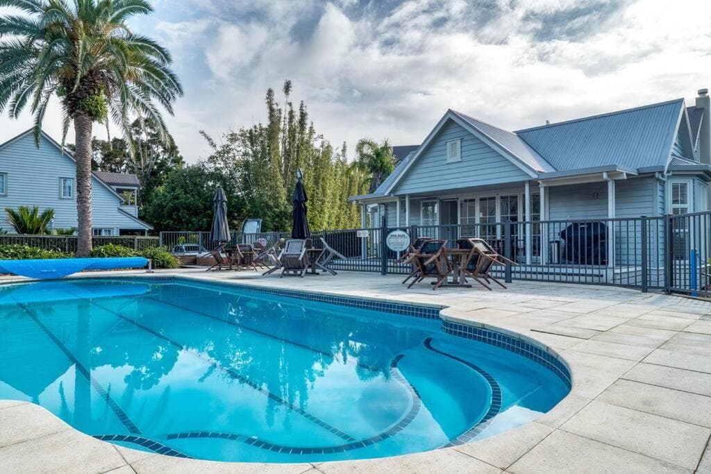 Beach Cottage Russell - Pool, Spa, Location