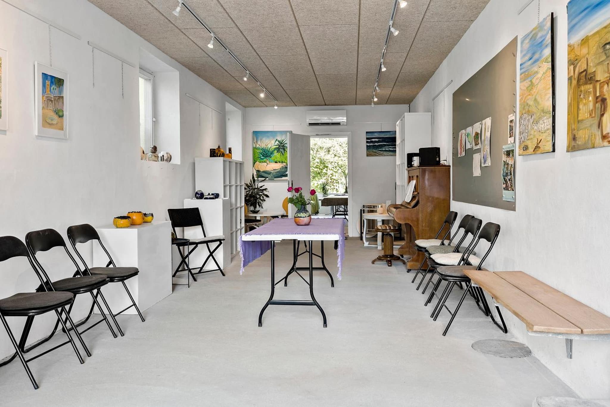 Logi i hus med kunst og have photo 8