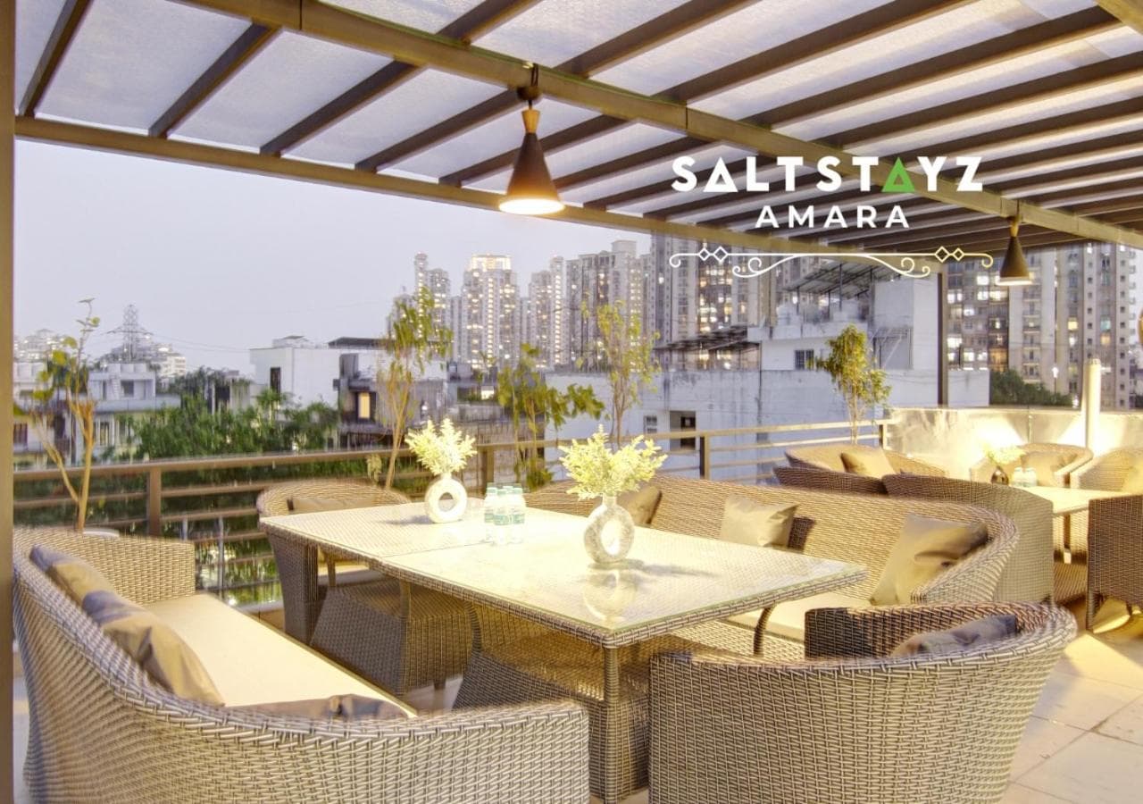 Saltstayz Premier - Galleria Market Road & Sector 27