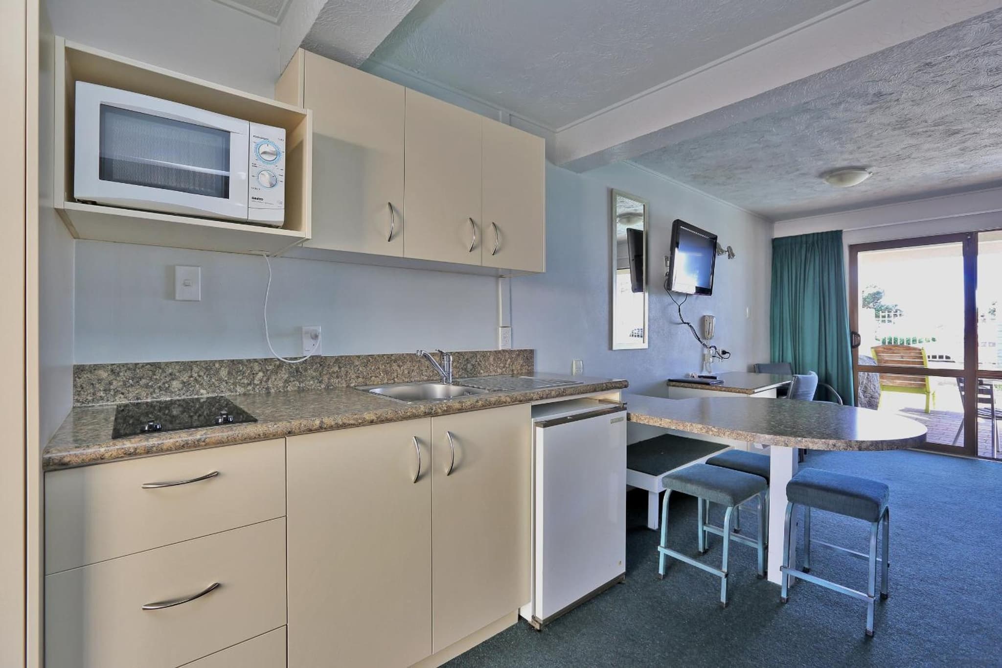 Edgewater Motor Lodge photo 9