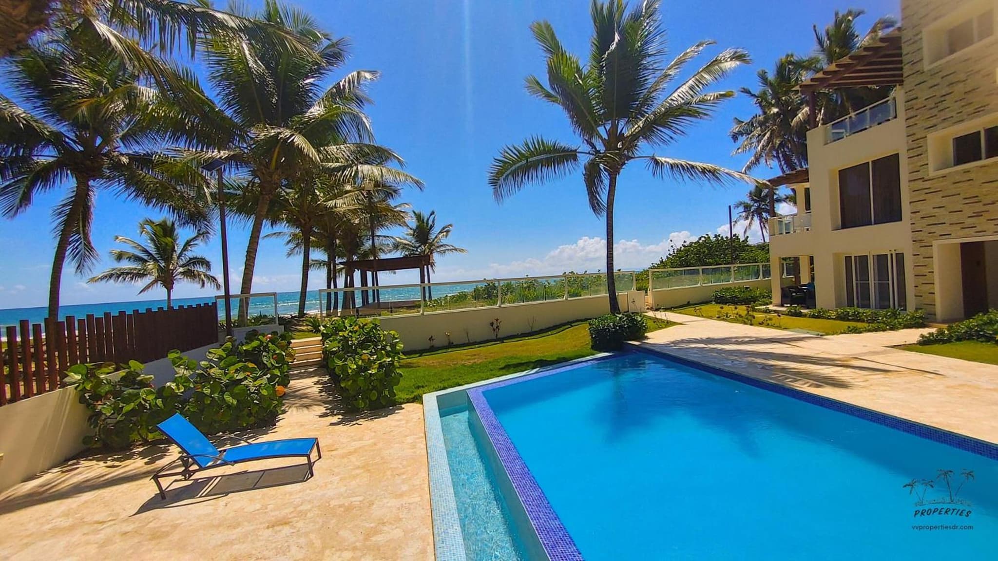 Blue Skies on endless Beachfront