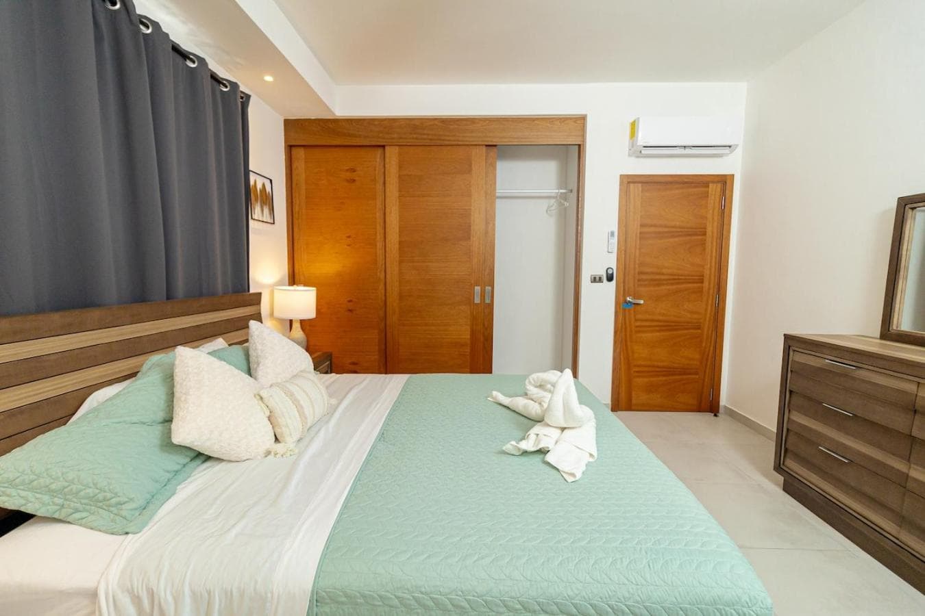 Elegant 2 Bedroom Apartment with Pool photo 5