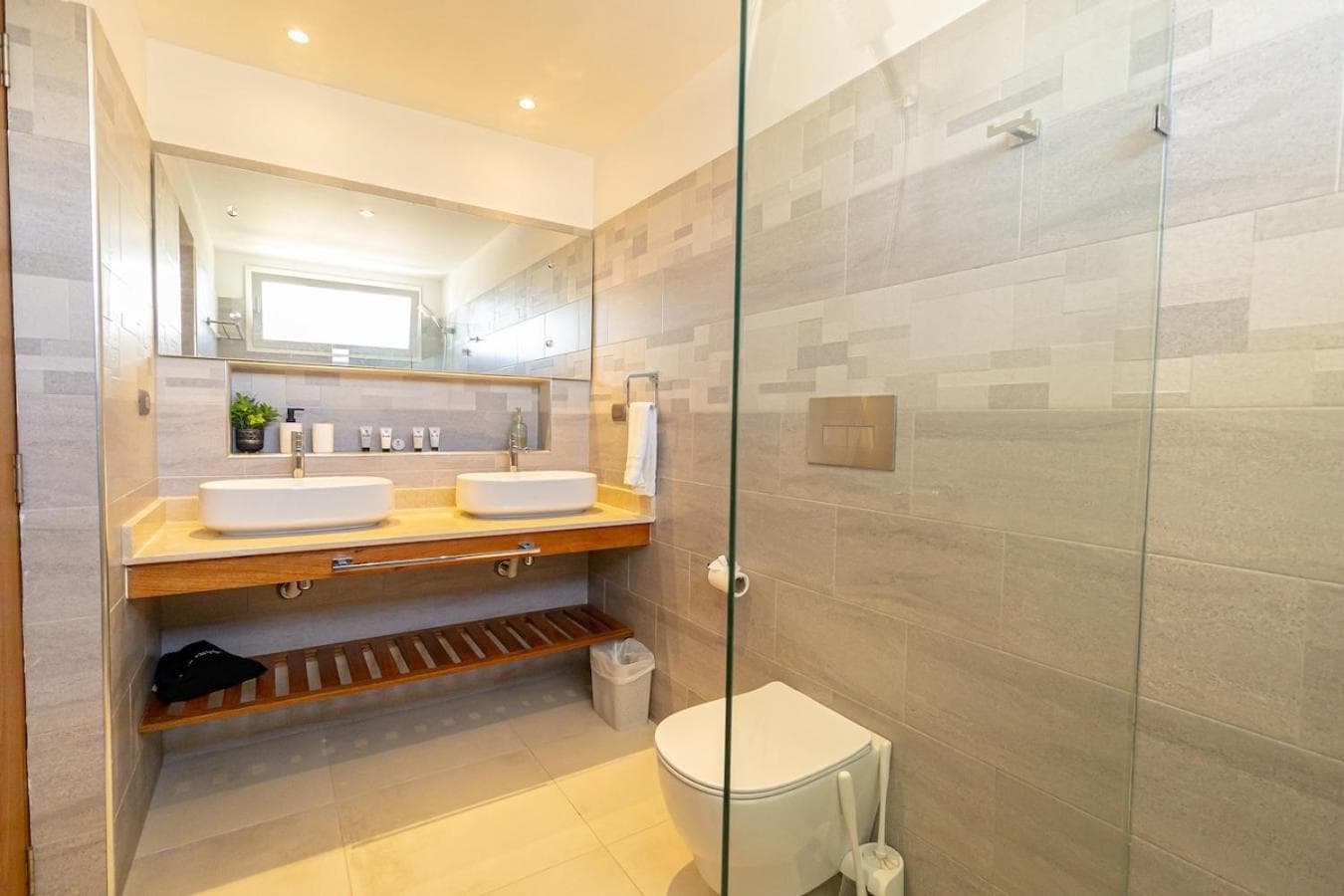 Elegant 2 Bedroom Apartment with Pool photo 9