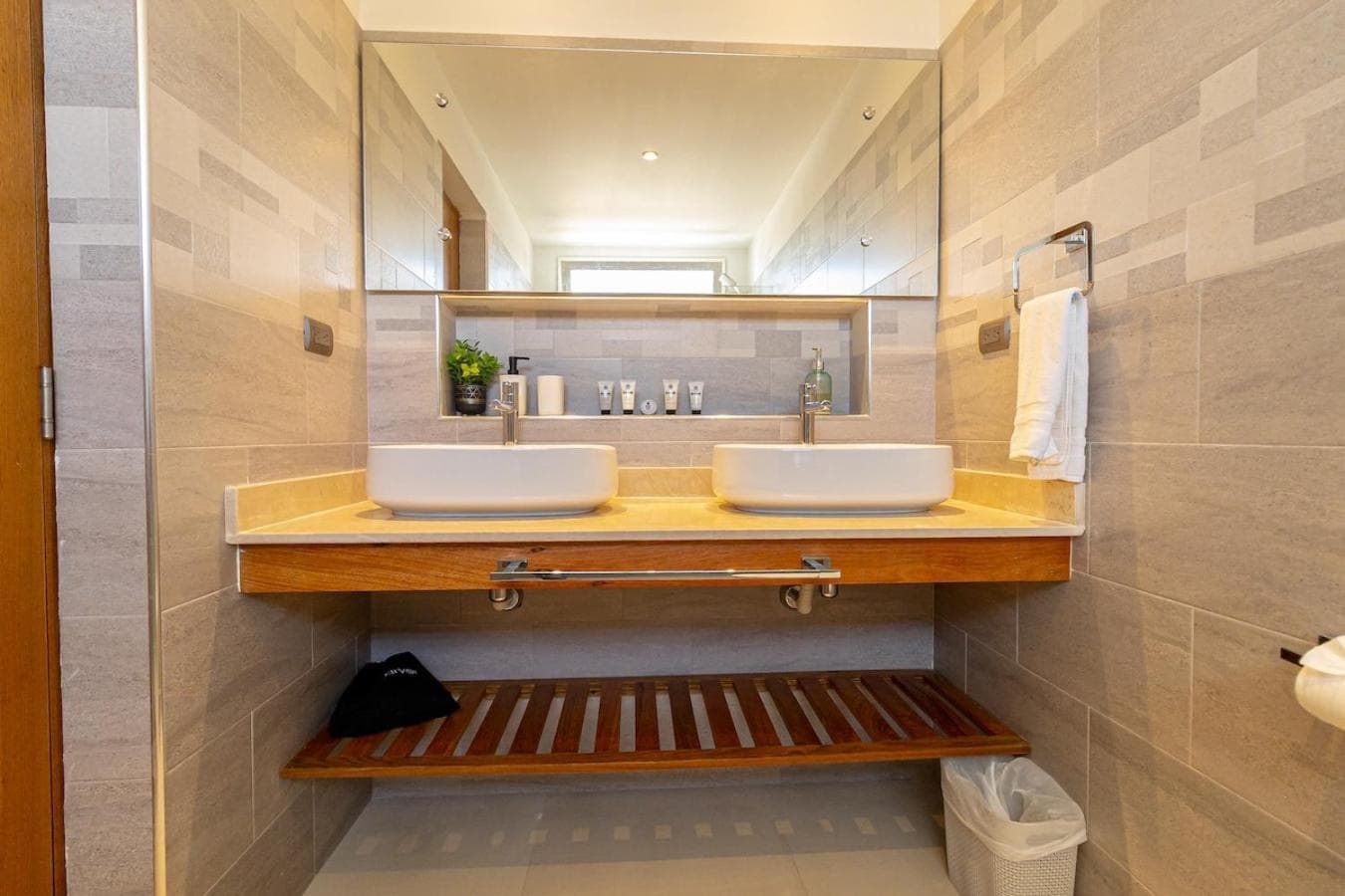 Elegant 2 Bedroom Apartment with Pool photo 2