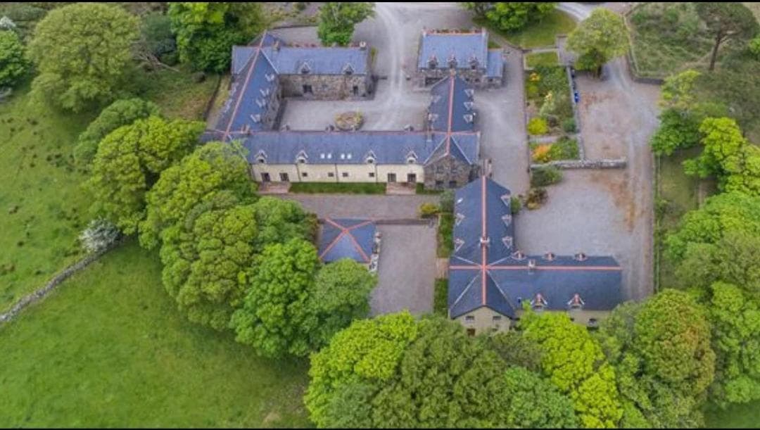 3 Clos Na Feirme Three Bedroom House with Hot Tub