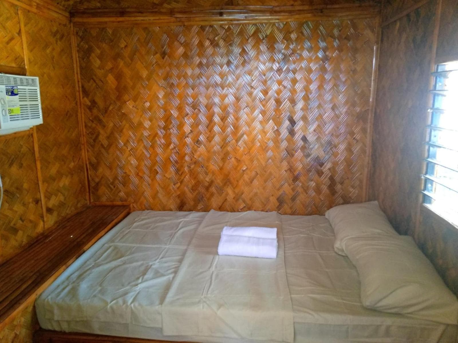 Charming seaview chalet with AC, kitchen, downtown photo 9