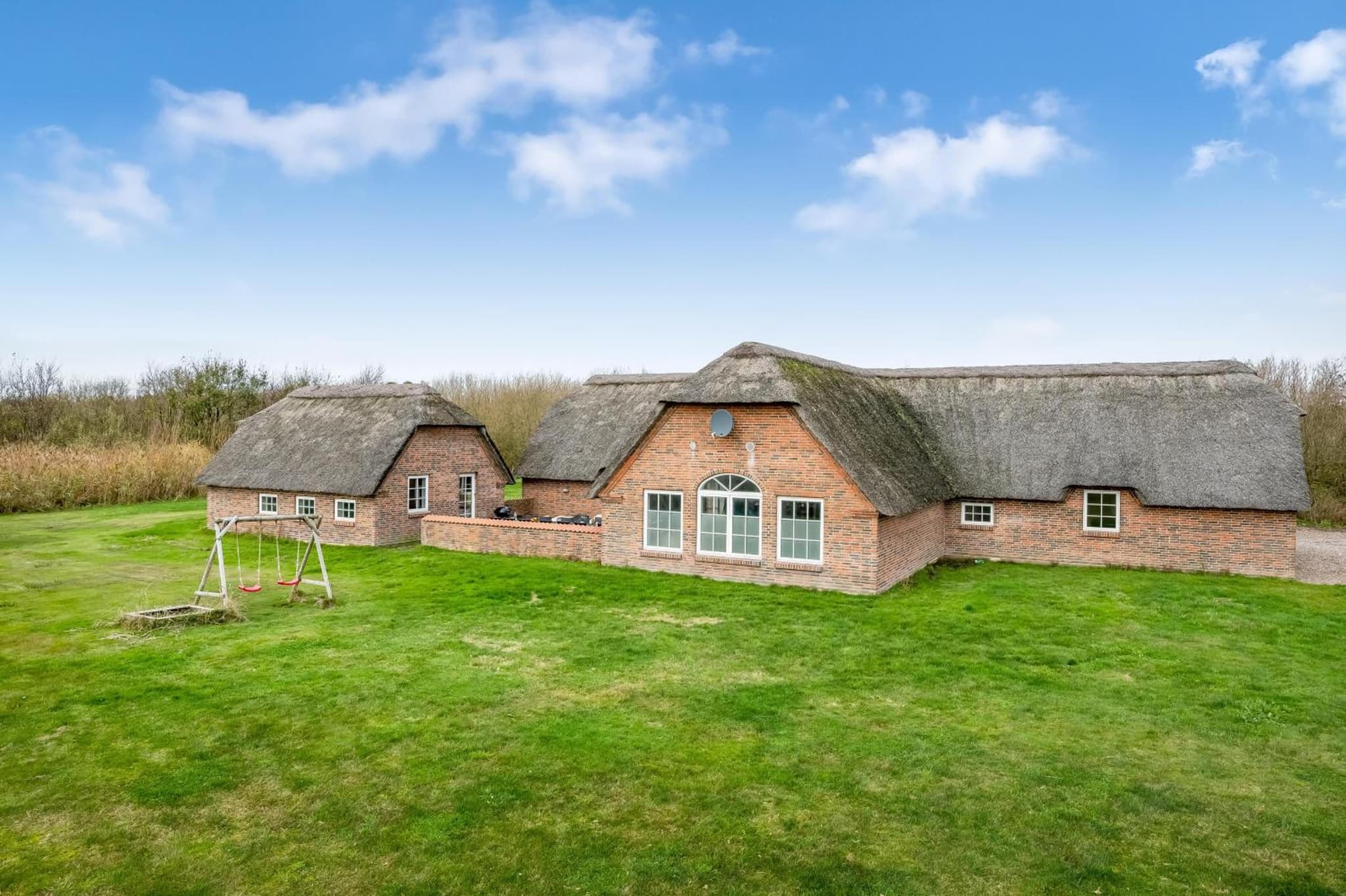 Fantastic Holiday Home With Pool And Spa For 20 People