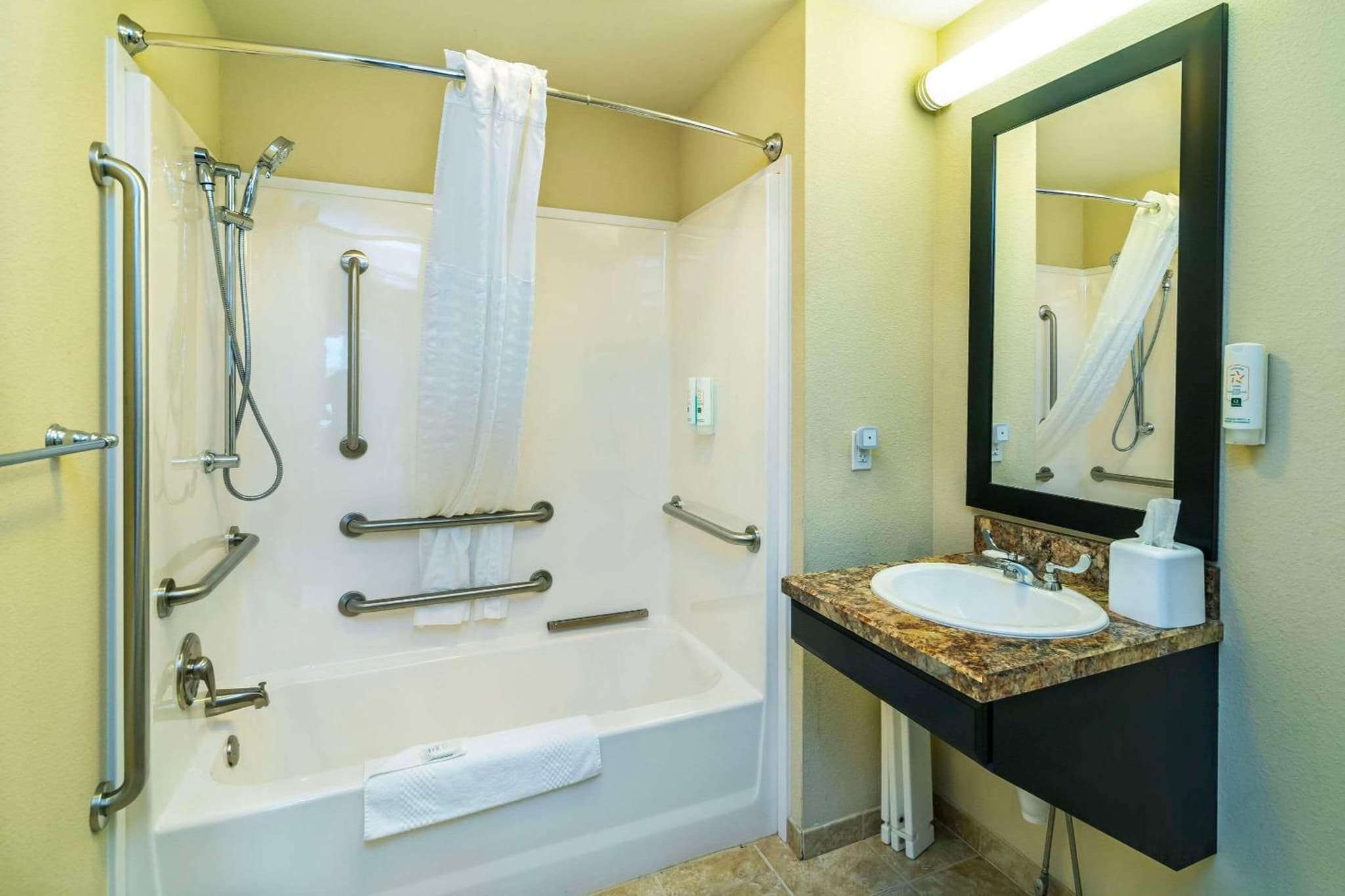 Quality Inn & Suites photo 7