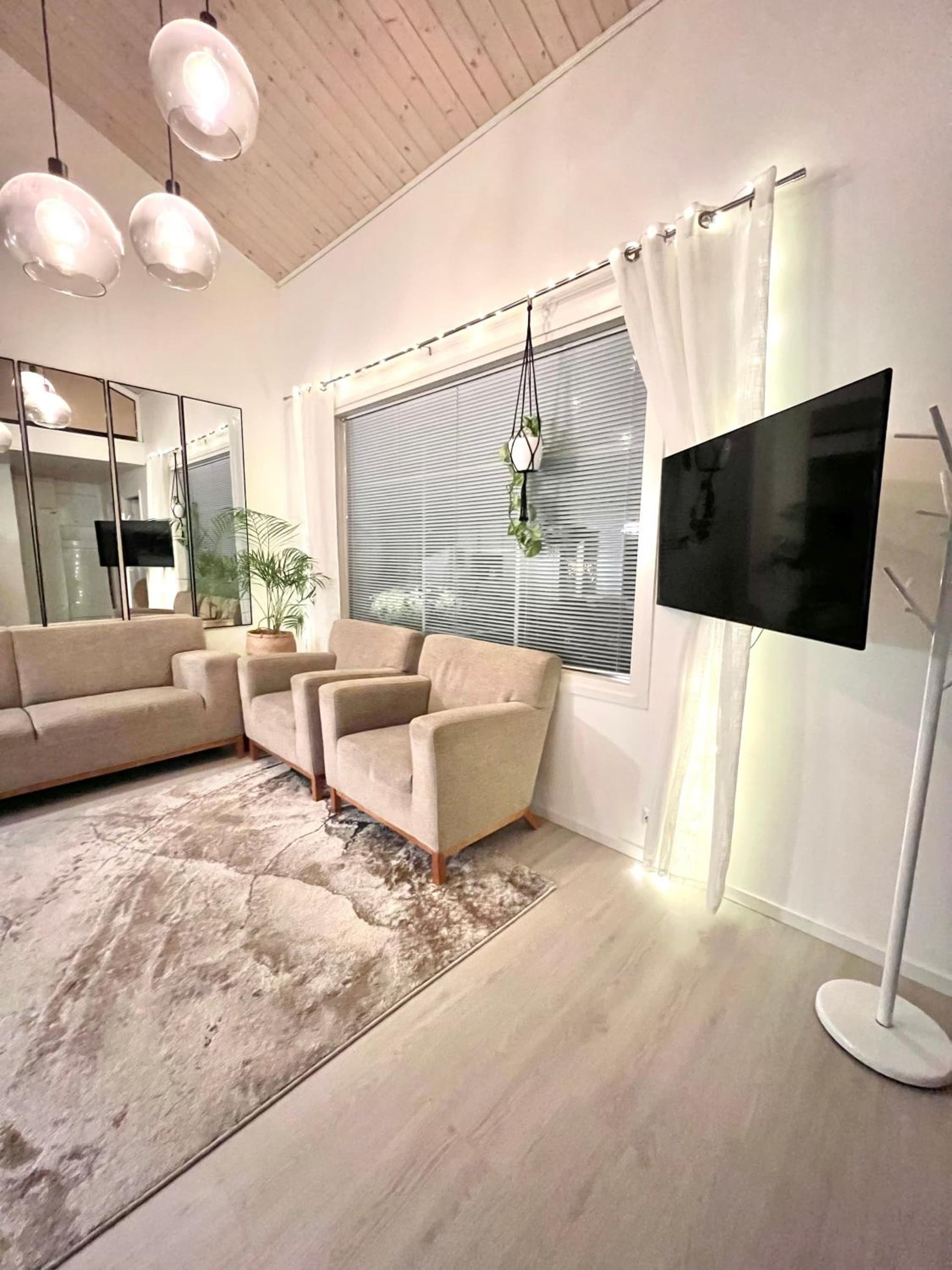 Kulta Villa, keskellä Vuokattia sisältyy Sauna, ilmainen Pysäköinti, Wi-Fi, 65smartTV, oma pieni piha alue, sopii perheille