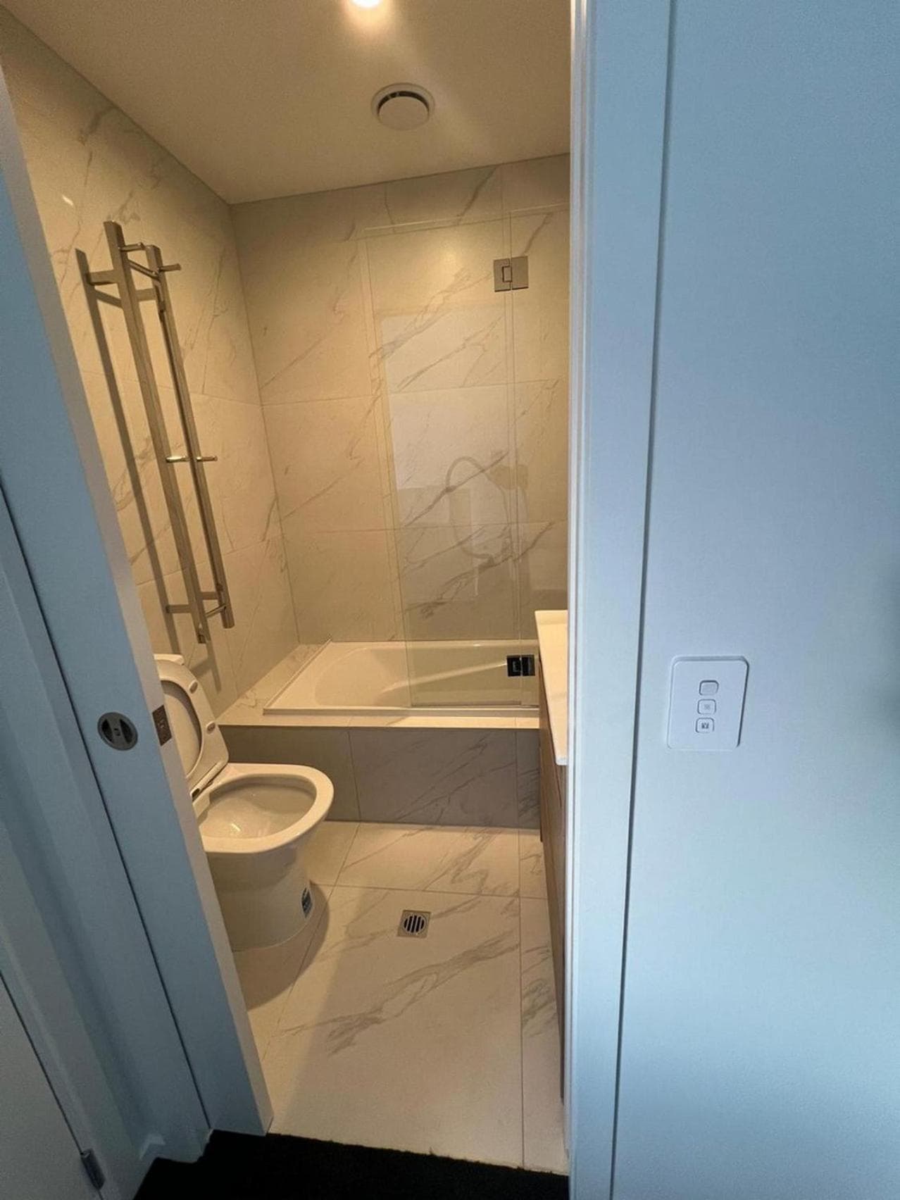 Hutt Central Modern 3-Bedroom,3- Bathroom House with Patio and Carpark- 15 Mins to Wellington CBD photo 5