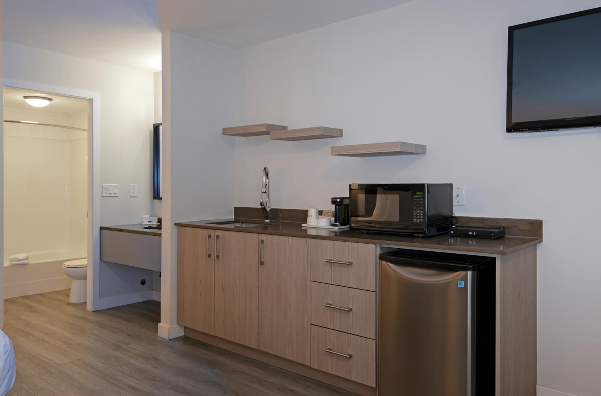Travelodge by Wyndham Kamloops Mountview photo 2