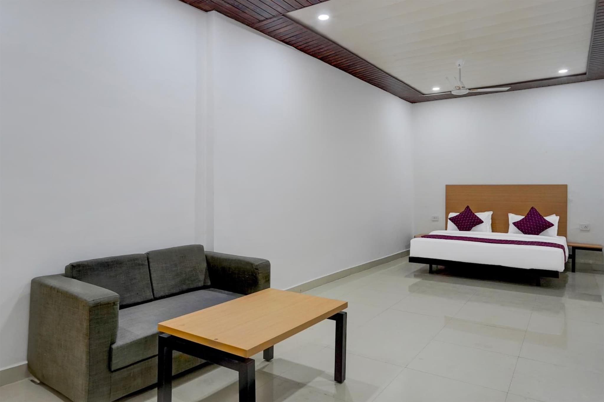 Hotel Downtown by Quadis - Sector 15 Noida photo 2