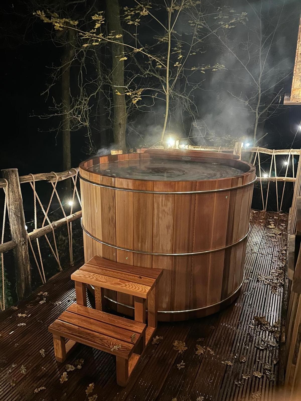 Unique treehouses with hot tub by Bed en Boshuisjes photo 9