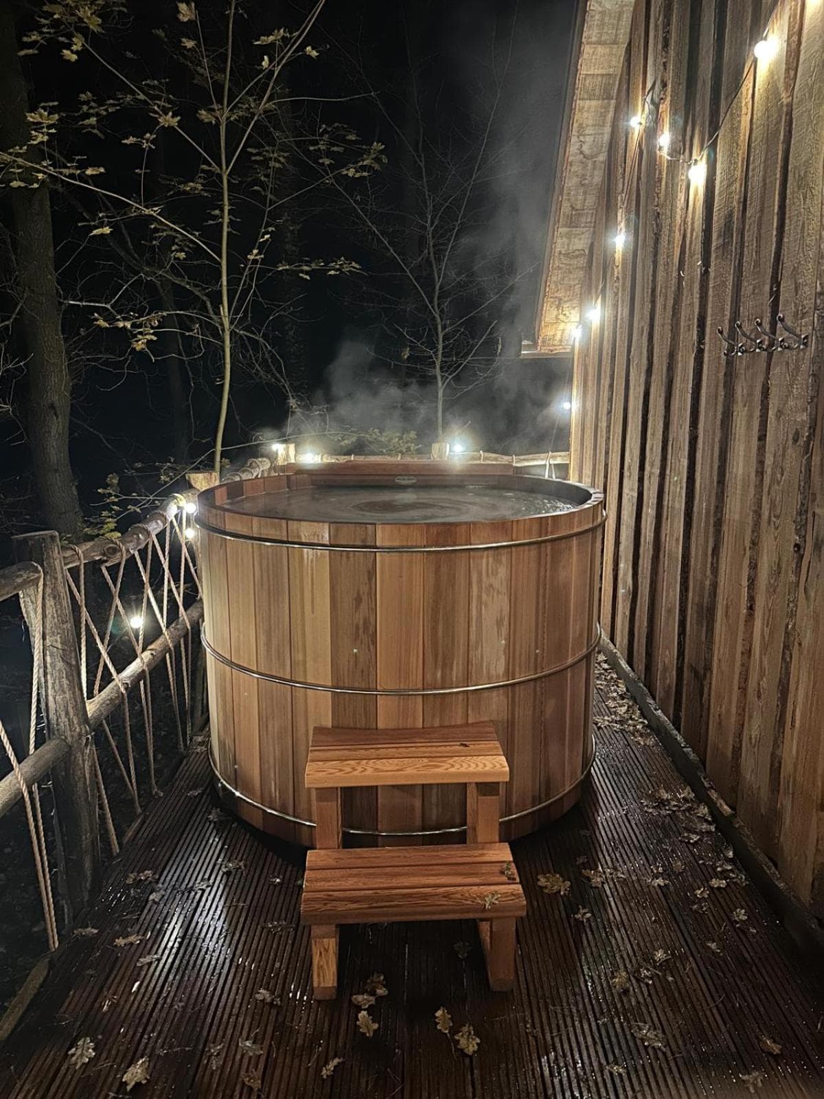 Unique treehouses with hot tub by Bed en Boshuisjes photo 6