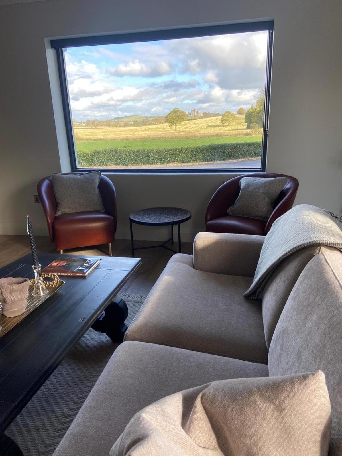 Willow Lodge Cashel- Rock View- 4 bedrooms, 4 bathrooms- Cosy lodge