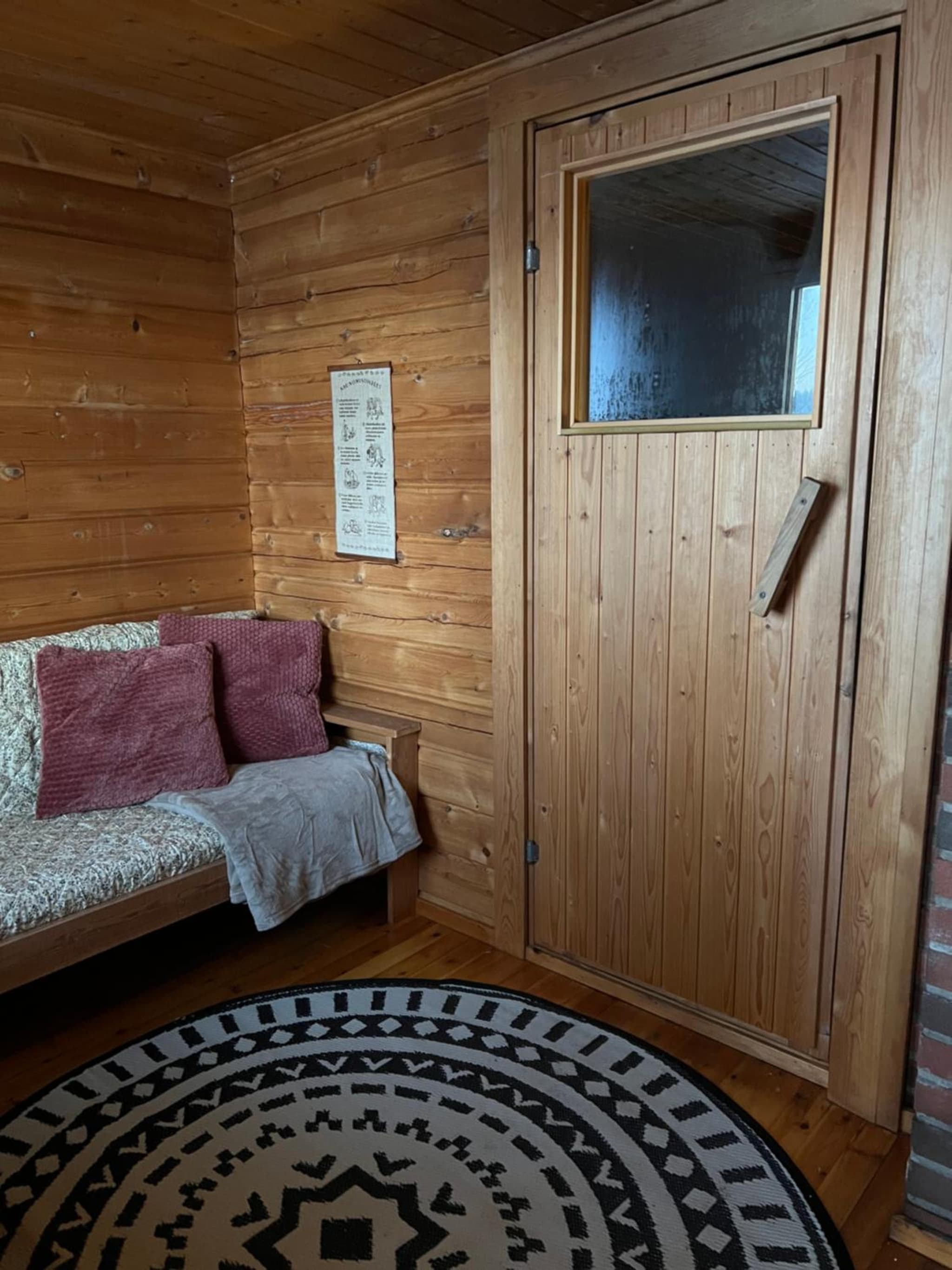 Traditional lakeside cottage photo 7