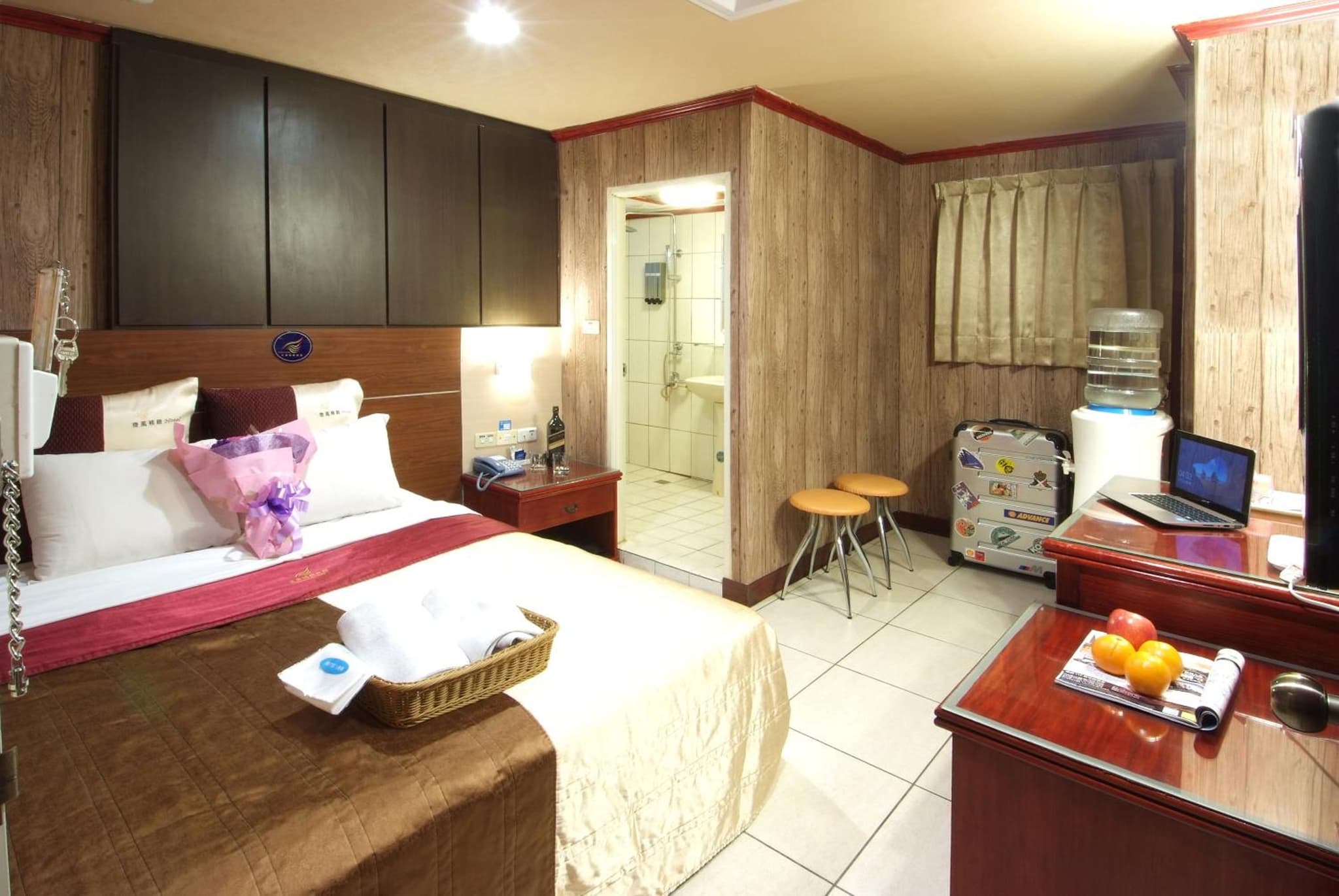 Golden Swallow Hotel photo 2