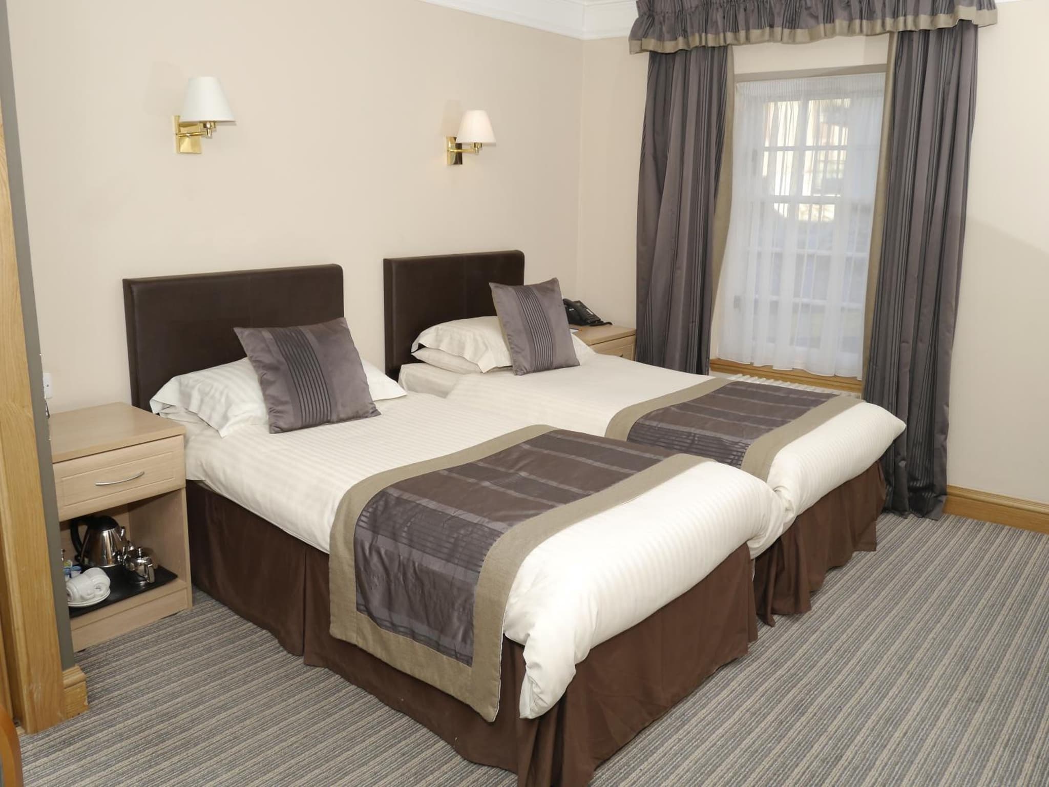 Burnett Arms Hotel photo 4
