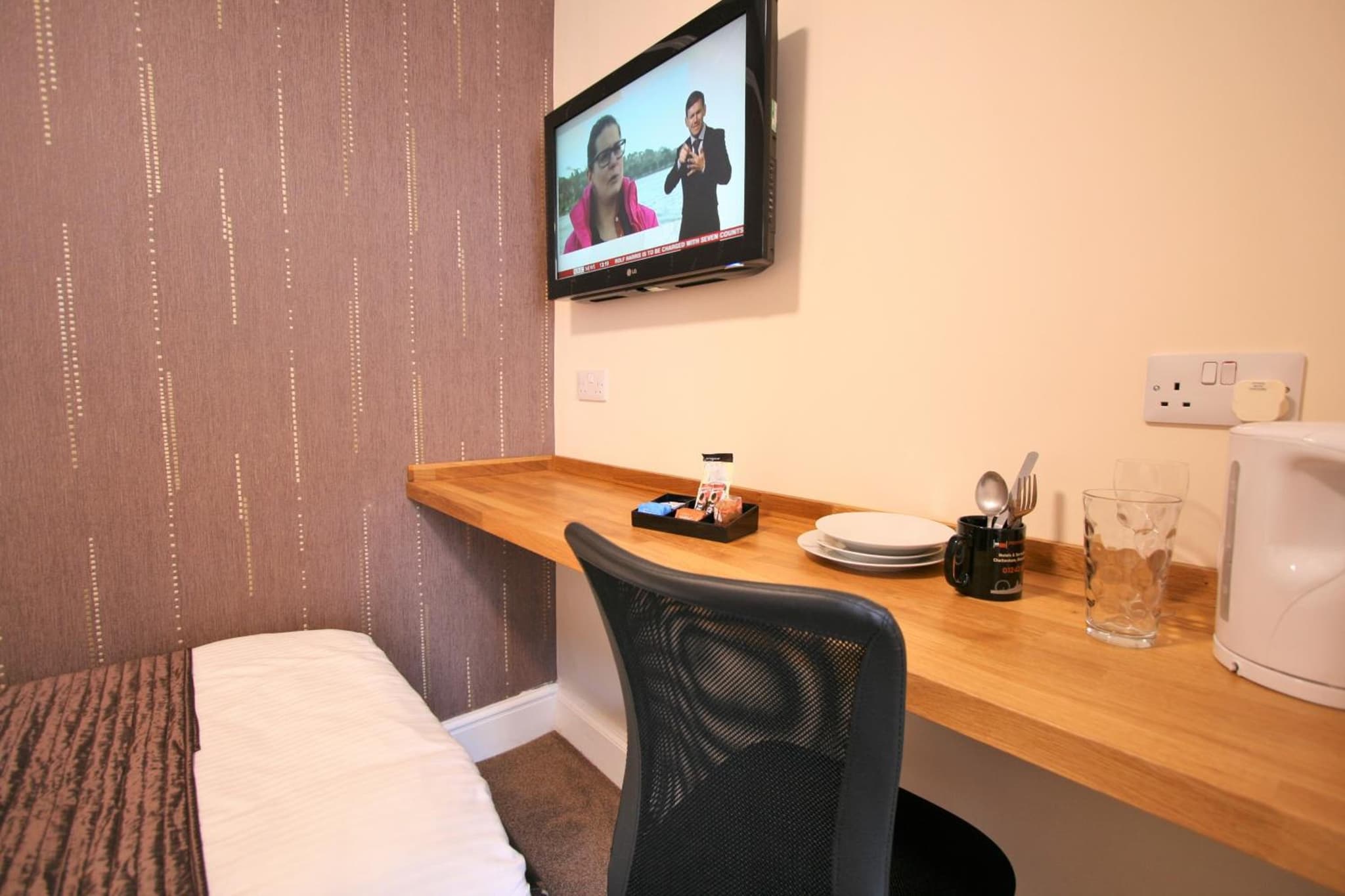 Central Hotel Cheltenham by Roomsbooked photo 2