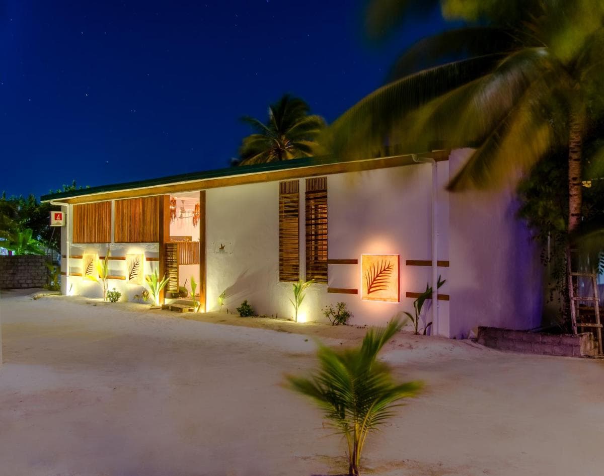 Dhiffushi White Sand Beach photo 6