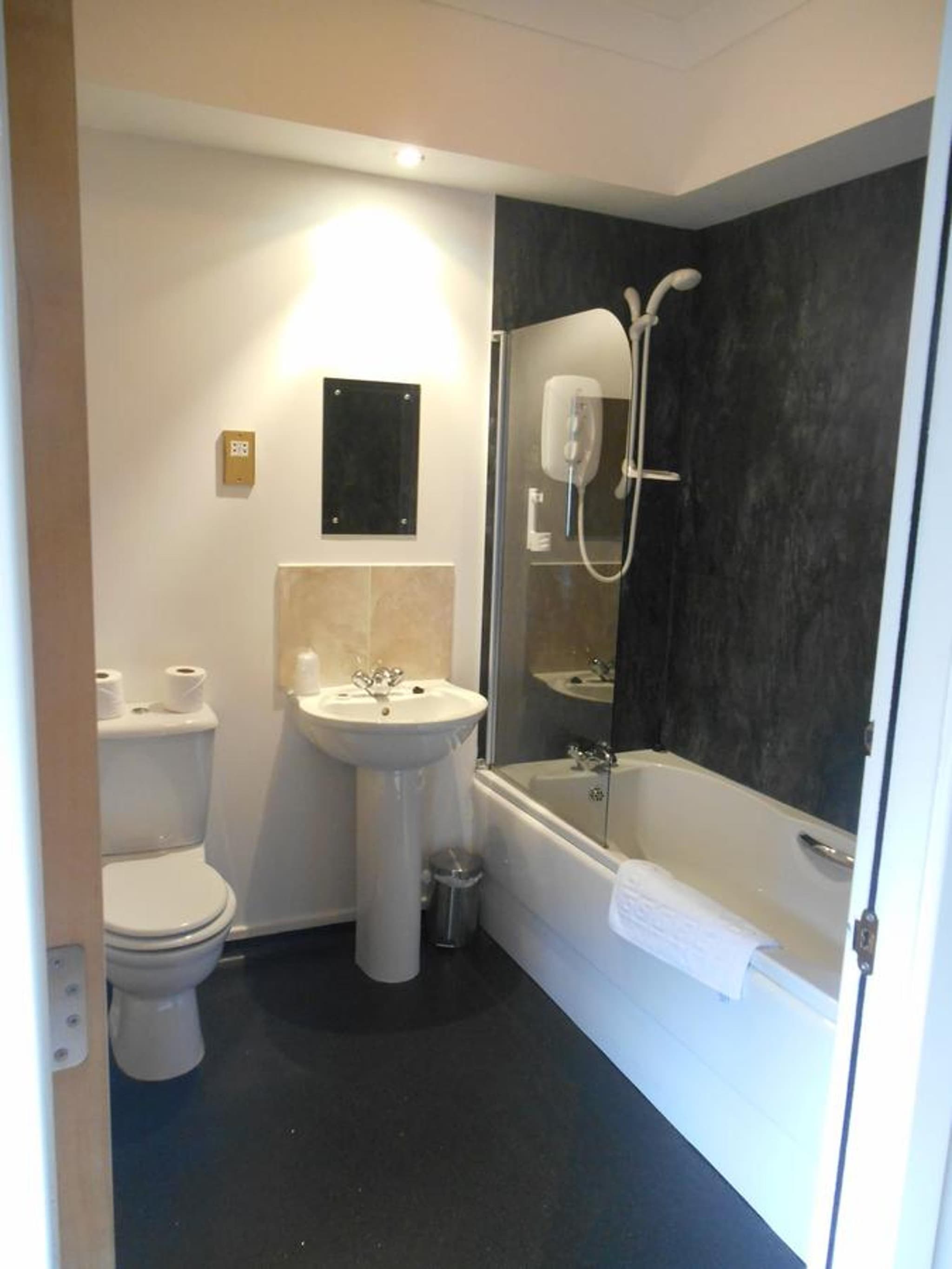 Airlie Arms Hotel photo 2