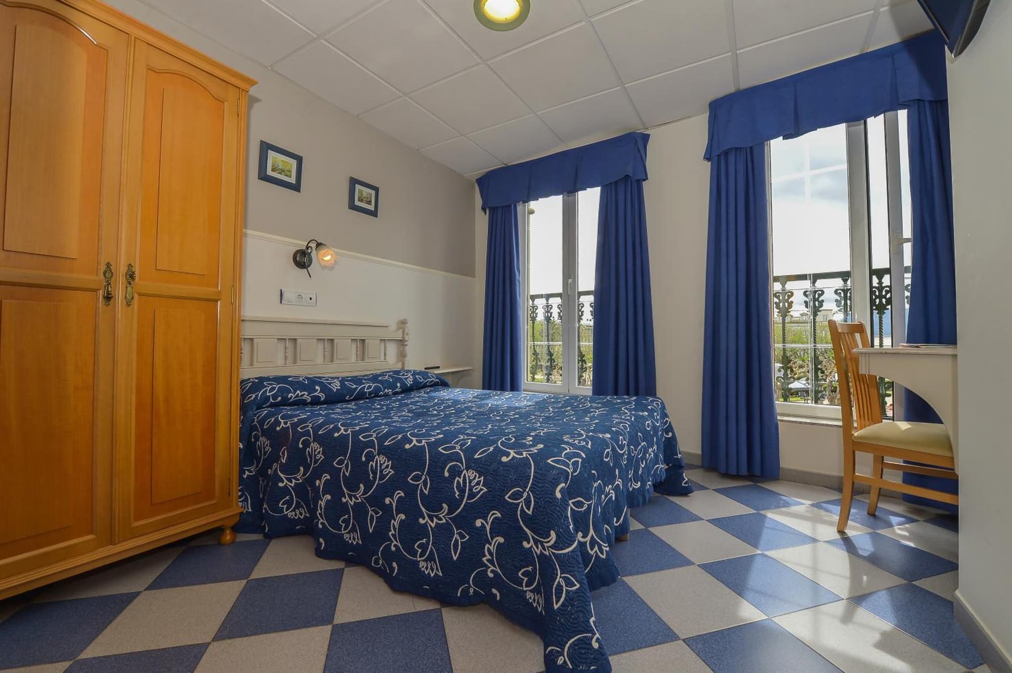 Hostal Linares photo 9