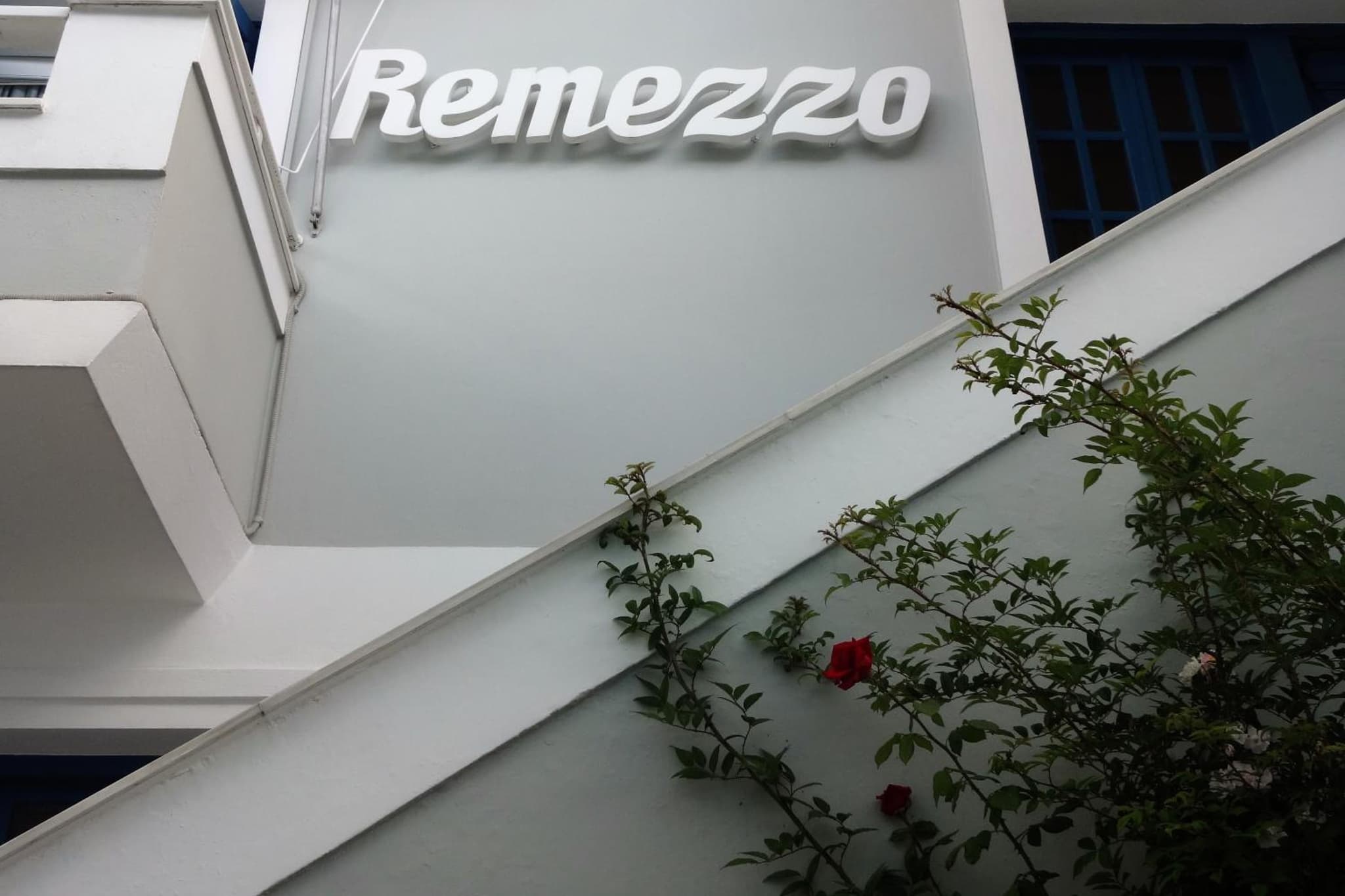 Remezzo Hotel & Studios photo 3