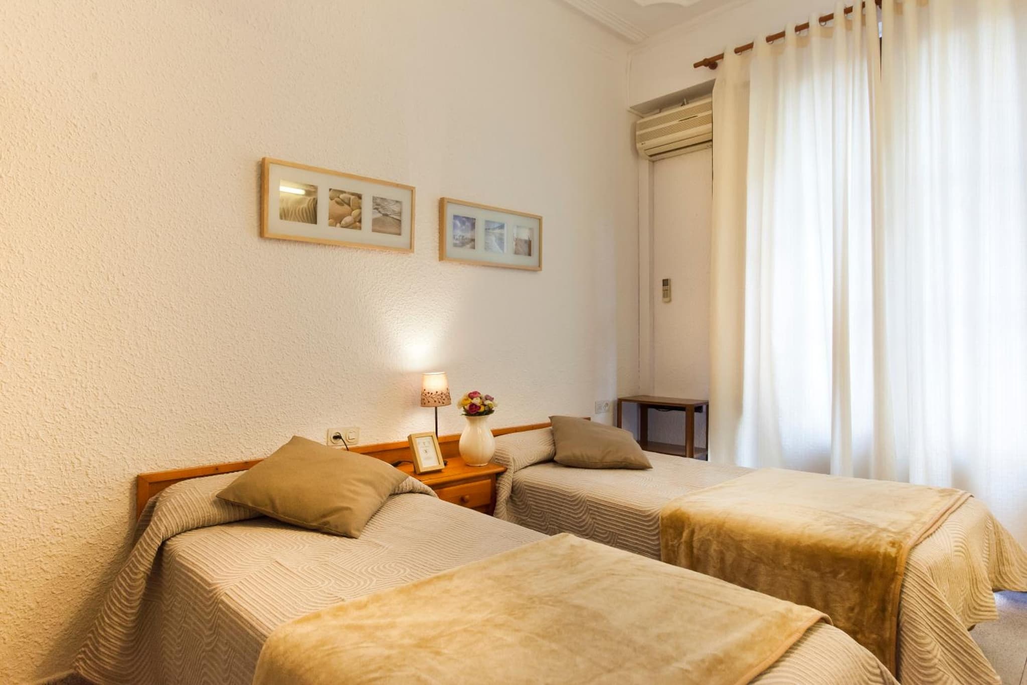 Hostal Dragonflybcn photo 4