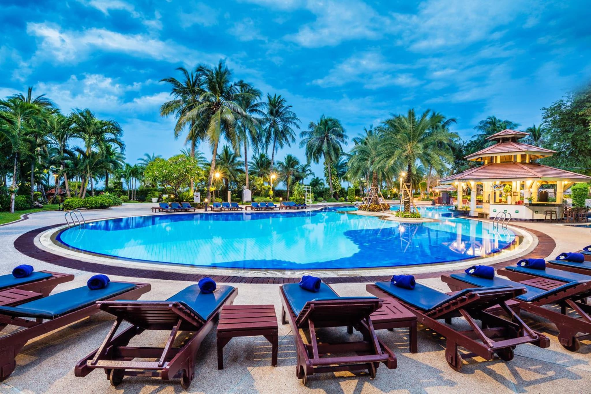 Cholchan Pattaya Beach Resort - SHA Extra Plus photo 2