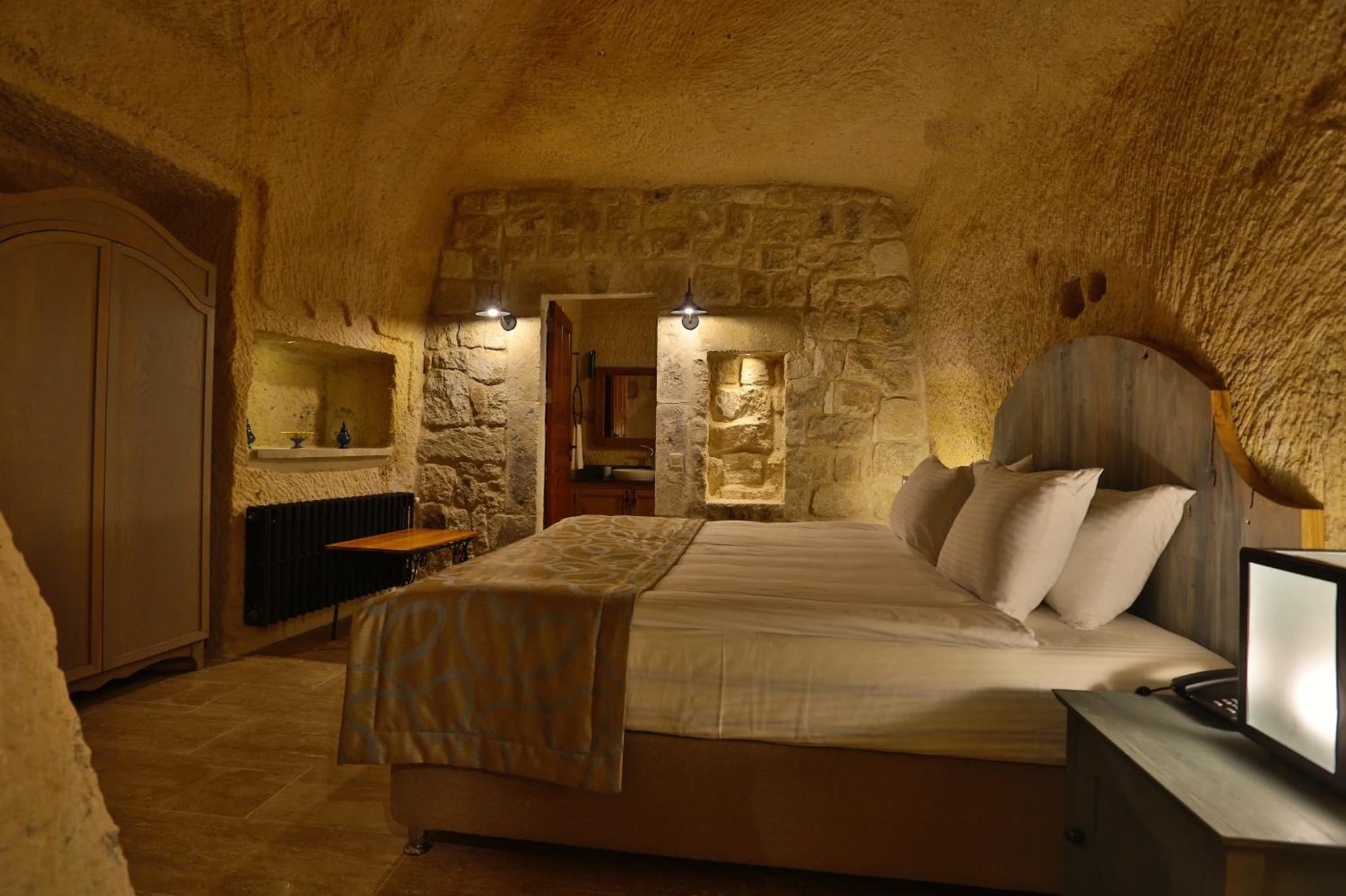 Acropolis Cave Suite photo 3
