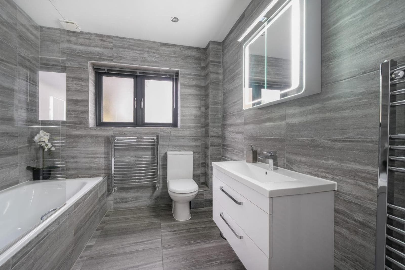 Large modern self contained apartment in Lymington photo 9