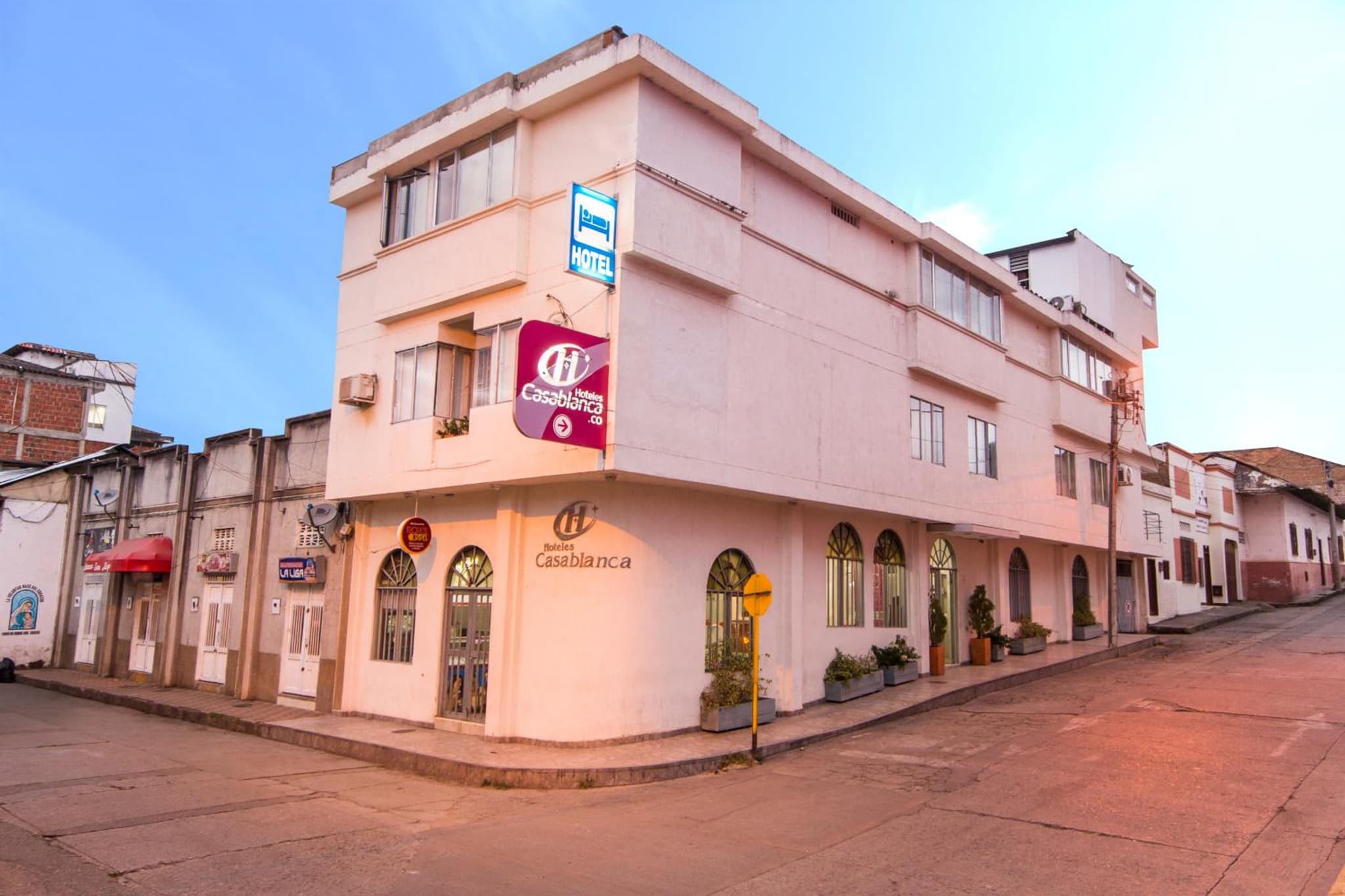 Casablanca Hotel, RestoBar, Catering, Eventos & Turismo en Garzón
