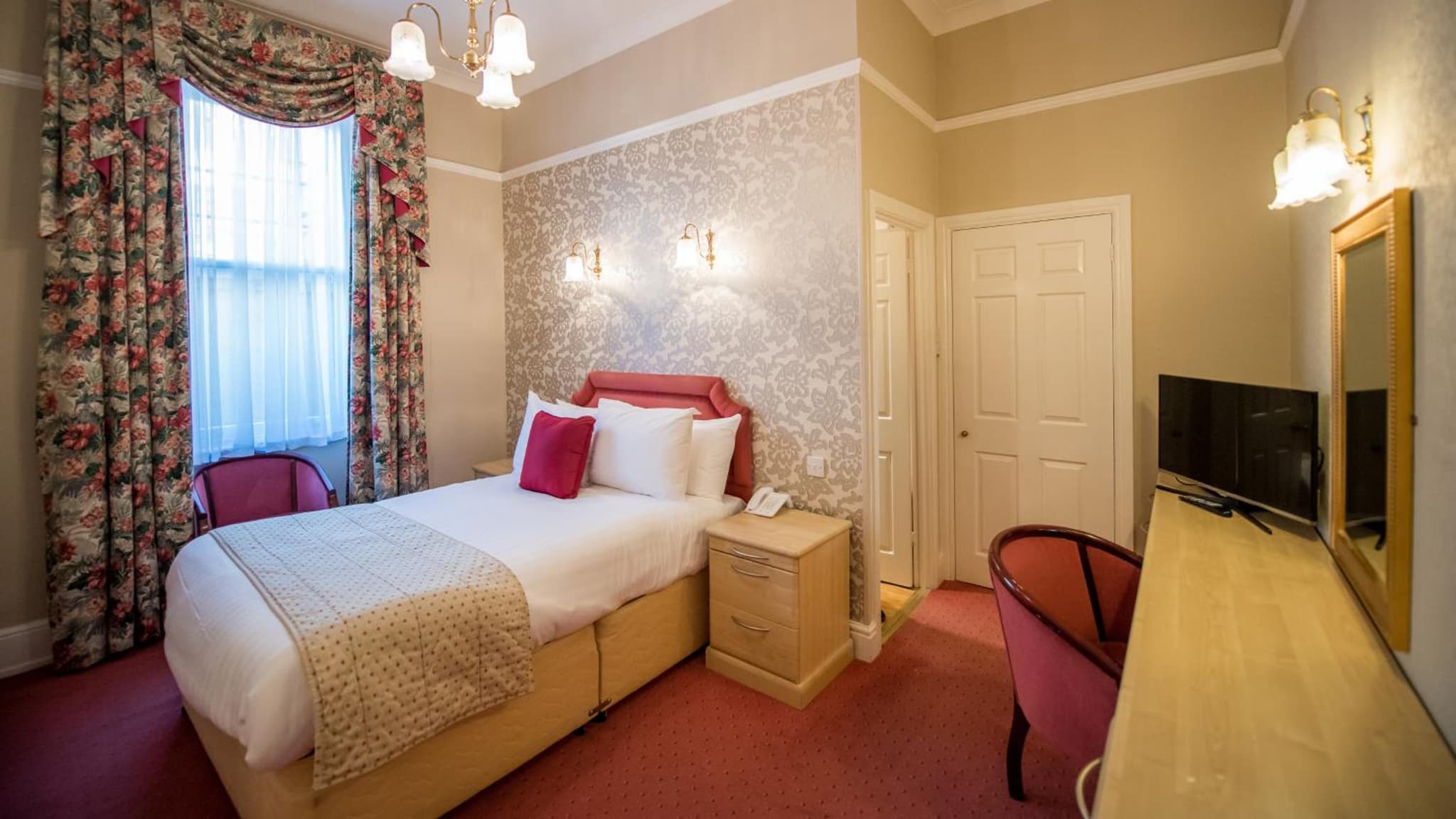 The Royal Hotel photo 2