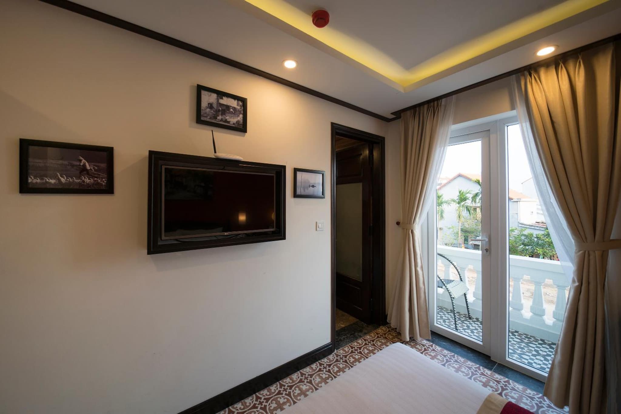 Golden Bell Backpacker Hotel & Pool Bar photo 8
