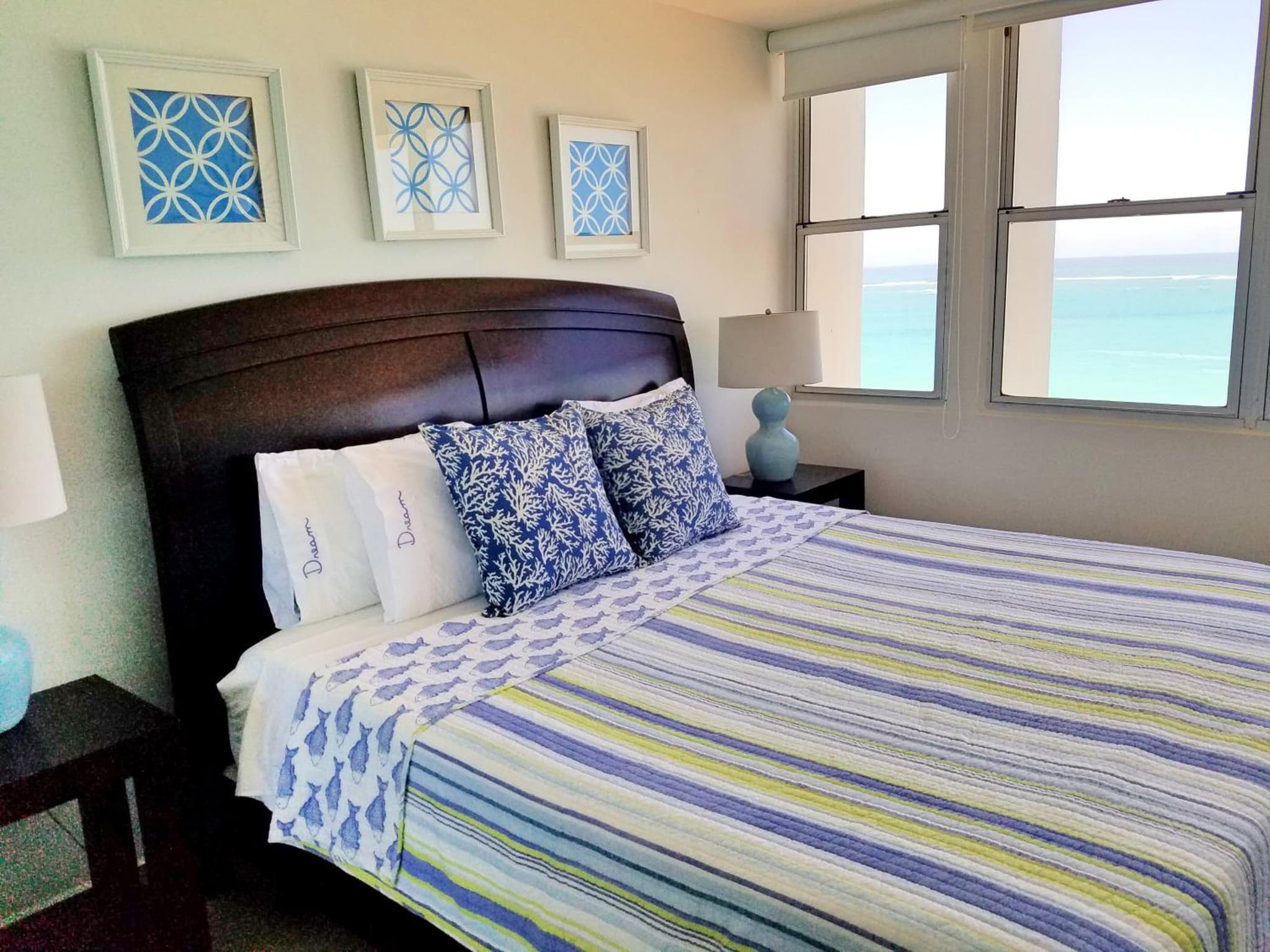 Beachfront WD King Bed Isla Verde Walk 2 Eat photo 7