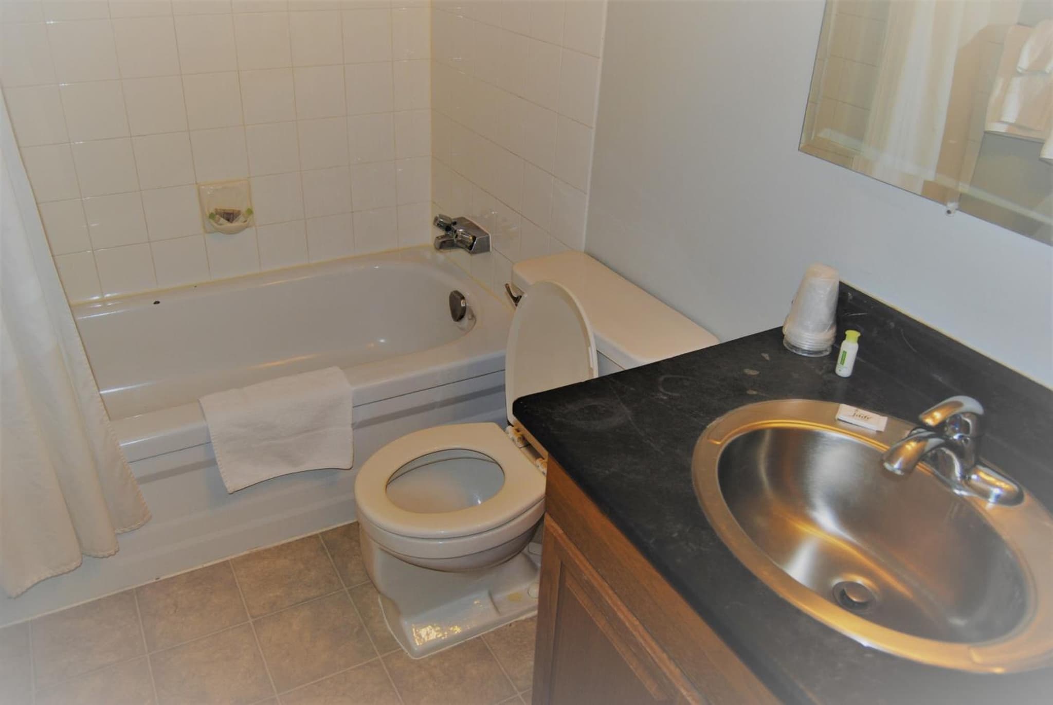 Edgewater Inn photo 4