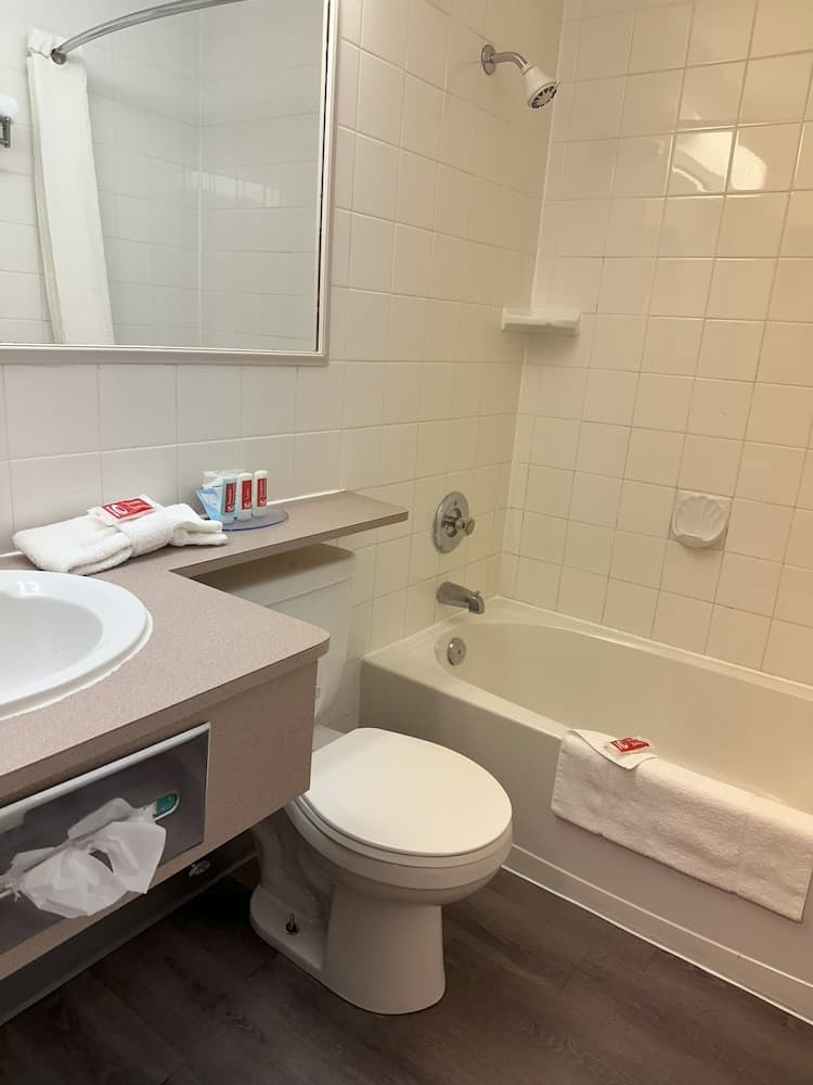 Econo Lodge Lethbridge photo 3