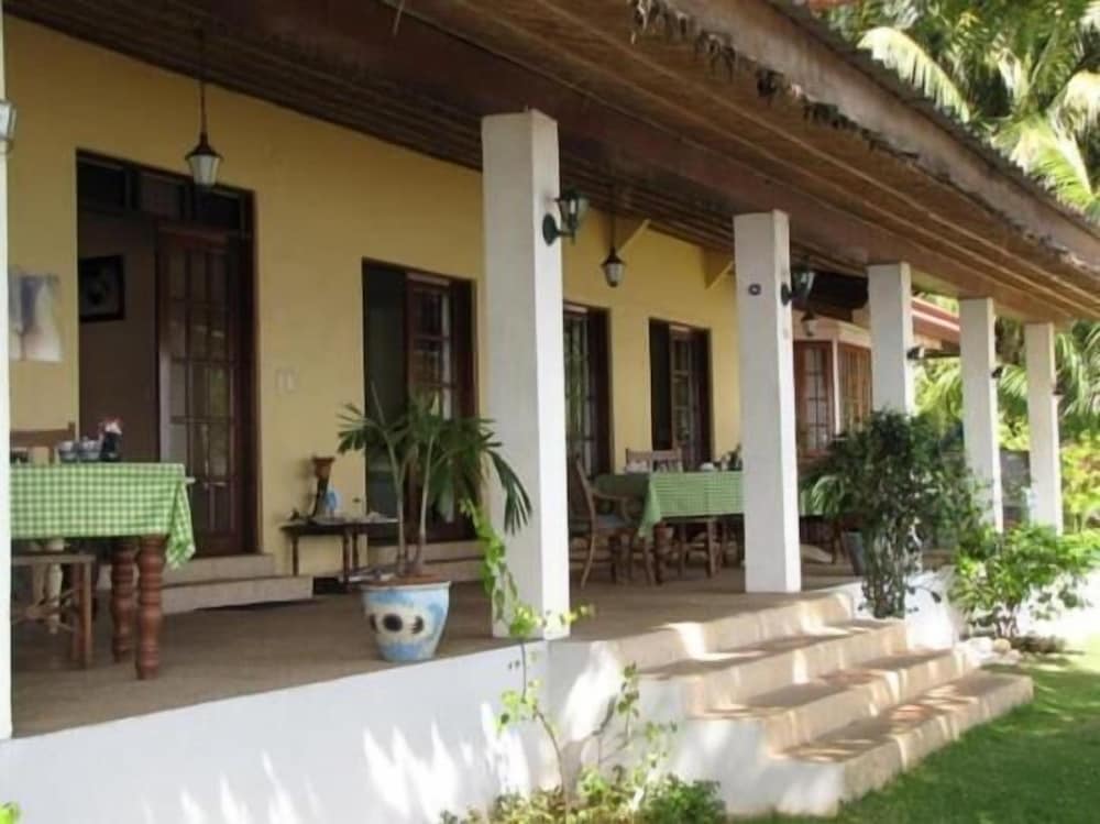 Las Flores Country & Beachside Hotel photo 9