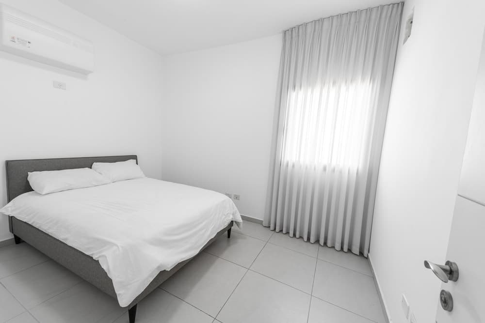 Sea-side 4 BR Apt with Gym photo 2