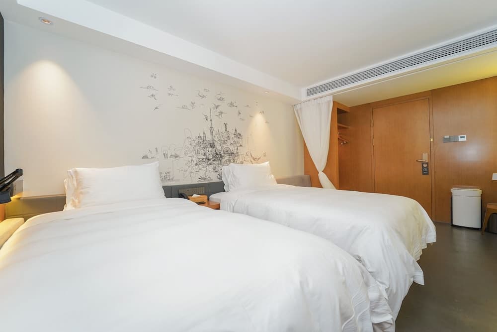 No. 8 Art Hotel photo 4