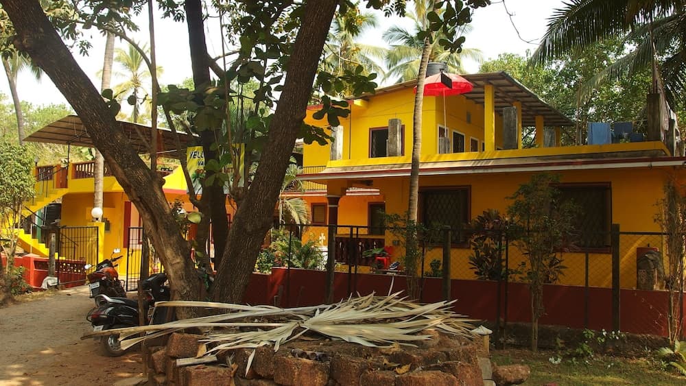 Yellow House photo 5