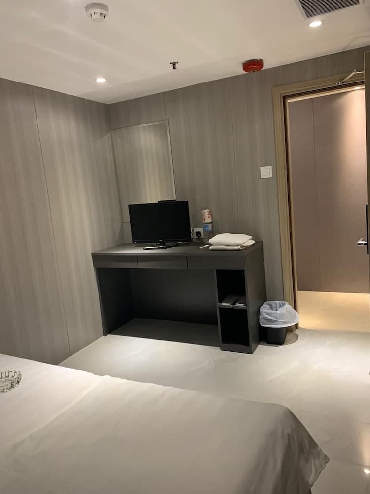J Hotel photo 9