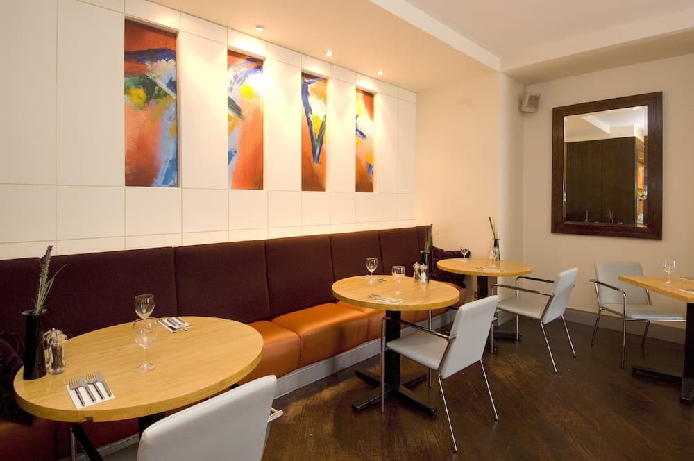 Premier Inn Manchester Old Trafford photo 6