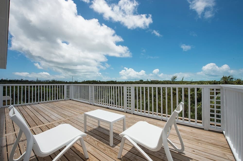 Tropical Haven: Luxurious Home Steps From Beach photo 2
